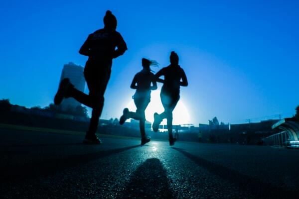 Coureurs sur sentier en nature