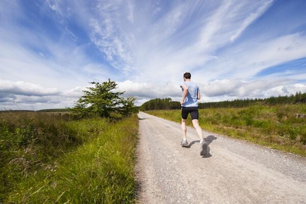 Coureurs sur chemin de campagne