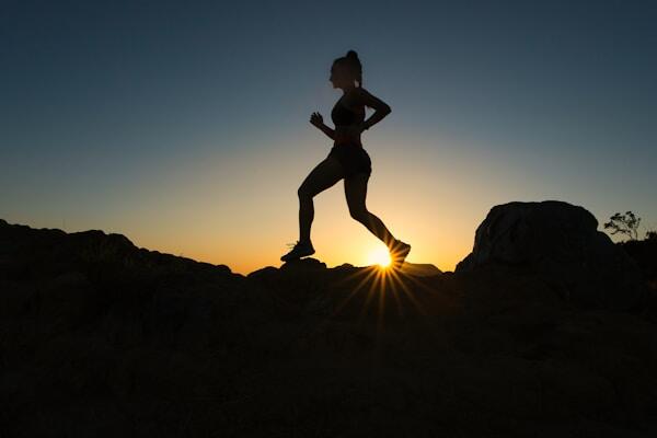 Coureurs au lever du soleil